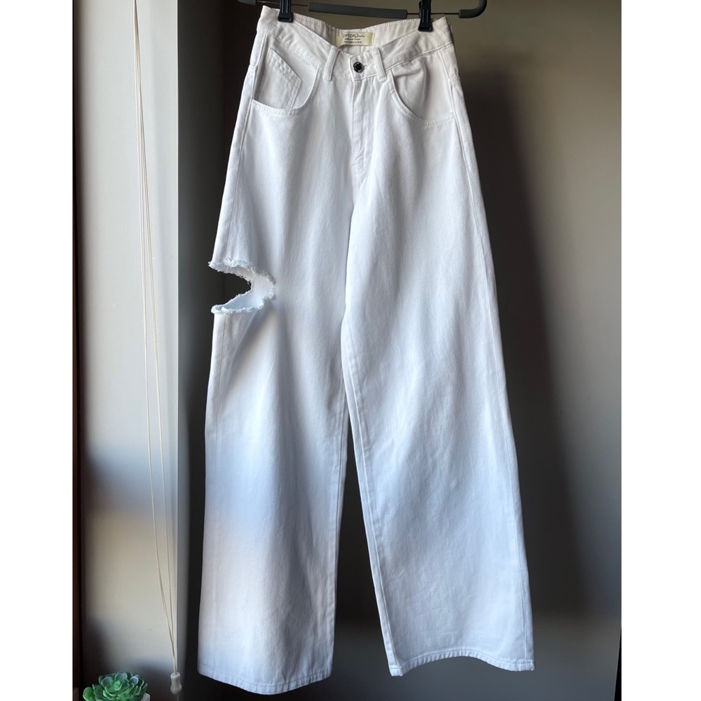 Wide-leg Jeans with a Cut